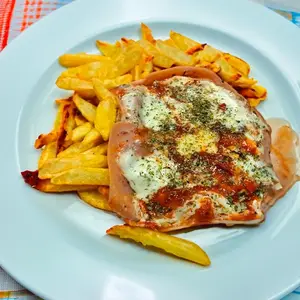 Suprema napo con papas fritas