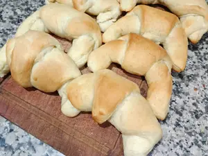1/2 docena medialunas