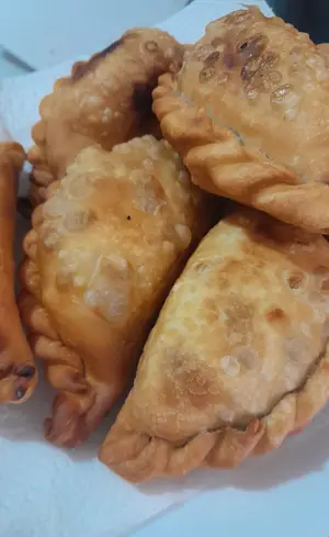 Empanada Cebolla Y Queso Frita