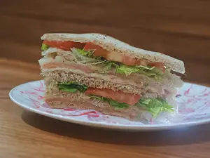 Sand de miga verduras y jyq