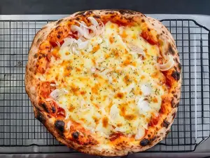 Pizza fugazzeta + bebidas