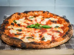 Pizza margherita con bebidas