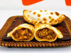 Empanada de entraña y muzza
