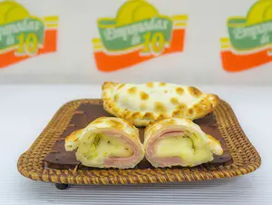 Empanada de jamón, queso y huevo