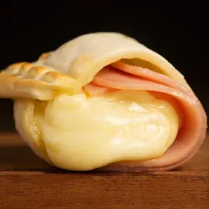Empanada de jamón y queso