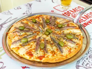 Pizza muzzarella con anchoas