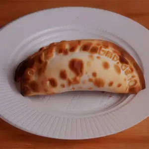 Empanada de acelga y salsa blanca