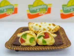 Empanada de albahaca, tomate y queso