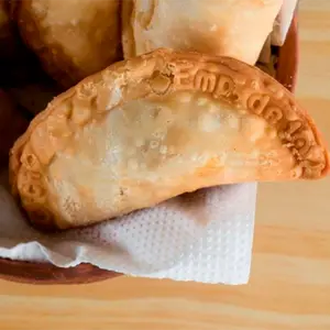 Empanada de entraña y muzzarella