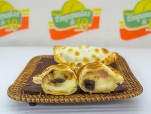 Empanada de panceta, ciruella y muzzarella