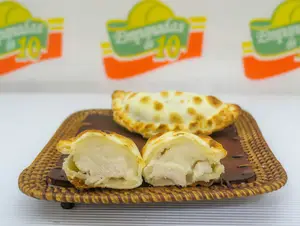Empanada de pollo con salsa blanca