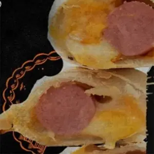 Empanada Salchicha con cheddar