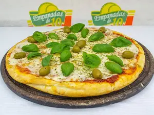 Pizza muzzarella con albahaca