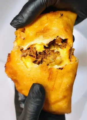 Carne mecha con queso amarillo