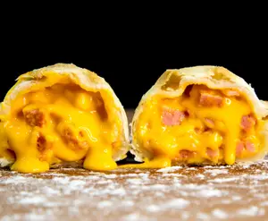 Empanada de salchicha y cheddar
