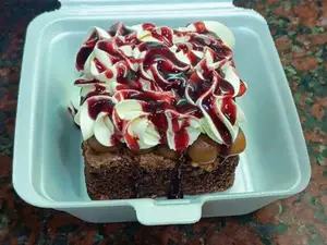 Brownie, ddl, crema y f. rojos