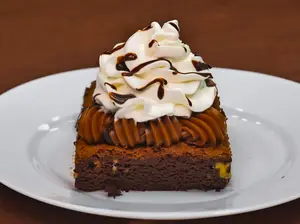 Brownie, dulce de leche, crema