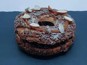 Paris brest chocolate, almendras & caramelo