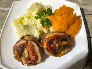 ARROLLADO DE LOMO RELLENO CON PURÉ MIXTO