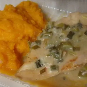 Pollo al verdeo con puré de ca