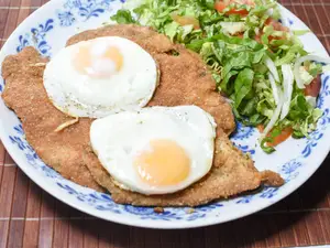 Milanesa de pollo a caballo