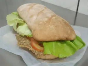 Sandwich de pollo con fritas