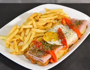 Milanesa con jamón y morrones