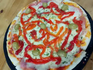 Pizza de jamón y morrón