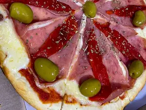 Pizza de jamón y mozzarella