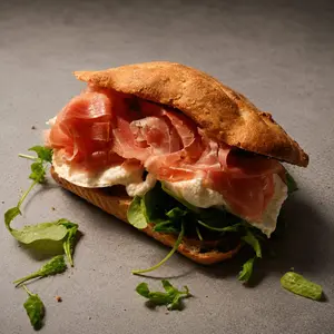 Focaccia de crudo y burrata