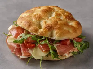 Mini focaccia - crudo y queso