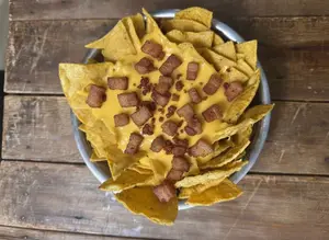 Nachos cheddar y panceta