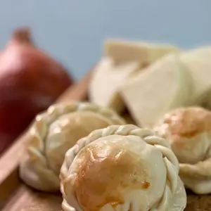 Empanada de cebolla y queso