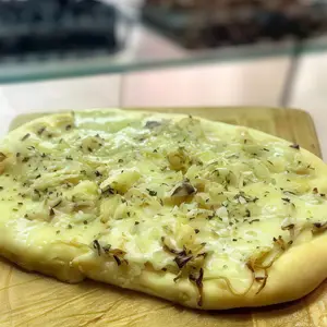 Pizzeta de cebolla con mozz.