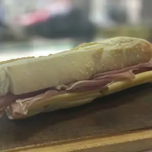 Sánd. de jamón crudo y queso
