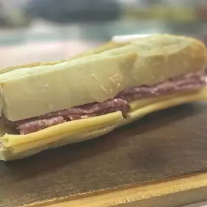 Sándwich de Salame y Queso