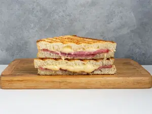 Tostado de salame y queso