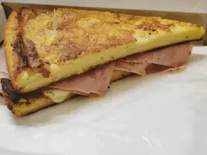 Faina rellena de jamón y queso