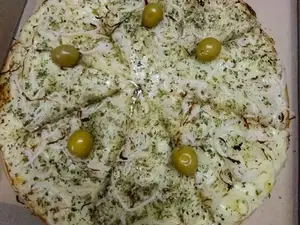 Pizza fugazzeta con jamon