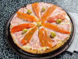 Pizza jamon y morrones