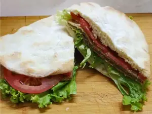 Sándwich con lechuga y tomate