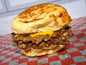1 Cheese Burger Doble Carne + Papas Fritas