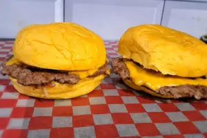 1 Cheese Burger Simple Con Papas Fritas