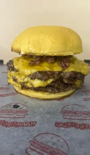 1 Triple Cheese Burger + Papas Fritas