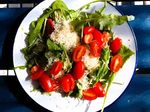 Ensalada de rúcula, cherry y parmesano