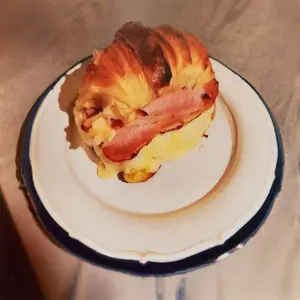 Medialuna De Lomito Y Queso