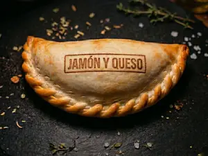 Empanada de jamon y queso