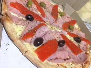 Pizza con jamón y morrones