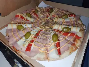 Pizza con palmitos con jamón