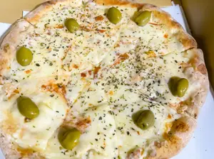 Pizza muzza + 1 pepsi o 7up
